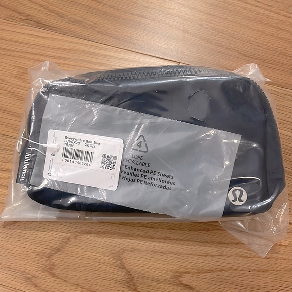 NWT lululemon Everywhere Belt Bag (regular size) in True Navy - Picture 2 of 4